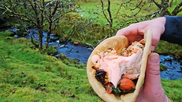 三文鱼在火上烹调和熏制，一种你以前从未体验过的味道