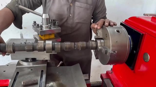 巴铁师傅维修断裂的卡车发动机凸轮轴全过程