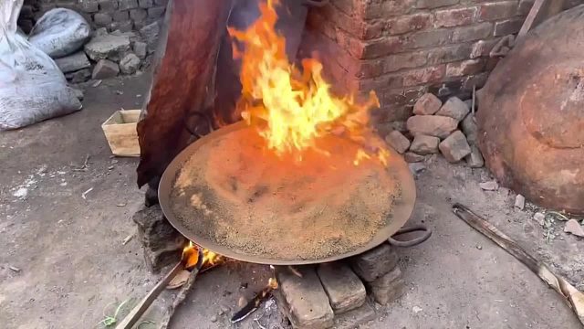 巴铁师傅在简陋的小作坊里加工翻新铅酸蓄电池全过程