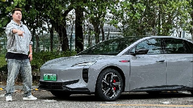 红旗首款纯电轿车上市，给行政级豪华电车打个样？