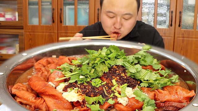 网友想看卤煮，阿强完美复刻，肥肠随便造，酱香浓郁，吃过瘾啦！