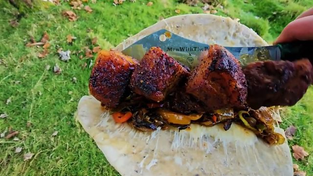 在户外烹饪最多汁的五花肉