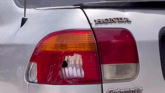 巴铁师傅纯手工维修破损的汽车尾灯全过程