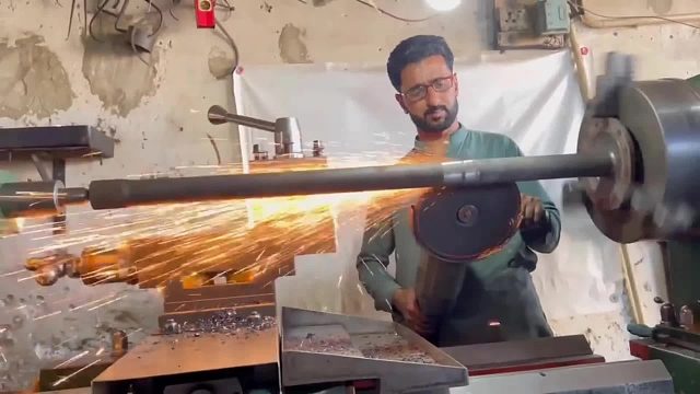 巴铁师傅维修断裂的卡车半轴全过程