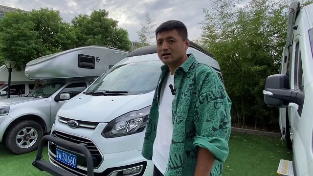 两室一厅的福特升顶小房车自带阁楼，还能打麻将，喜不喜欢