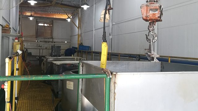 满载超声波和循环过滤水的金属表面处理加工生产线