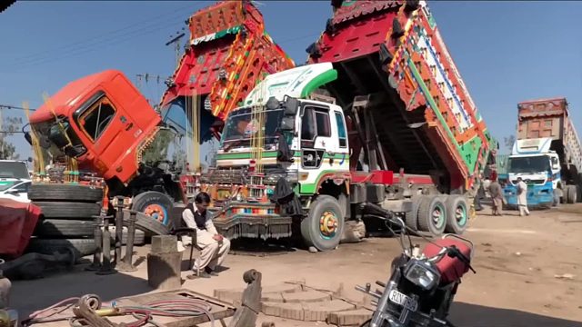 巴铁师傅维修卡特彼勒K320C挖掘机履带调节器反冲弹簧全过程