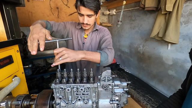 巴铁师傅采用高超的维修技术对柴油大泵校泵全过程