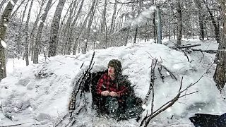 暴风雪中的逆袭求生，小伙独创鸟窝避难所，像打开了空调一样温暖