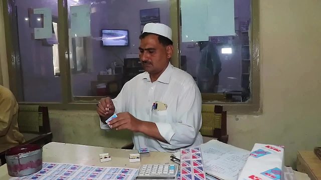 巴铁师傅在简陋作坊制作火柴全过程