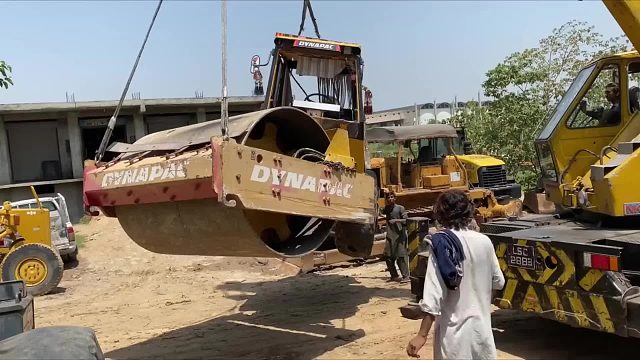 巴铁师傅维修压路机两侧轮毂全过程