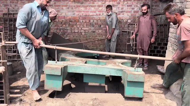 巴铁师傅采用翻砂工艺制作带锯机全过程