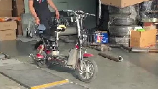 雨刮胶条属于消耗品，及时检查更换，避免突如其来的暴雨