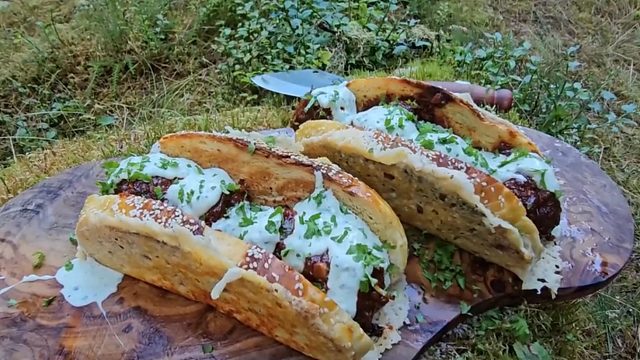 森林里准备的大牛肉球三明治