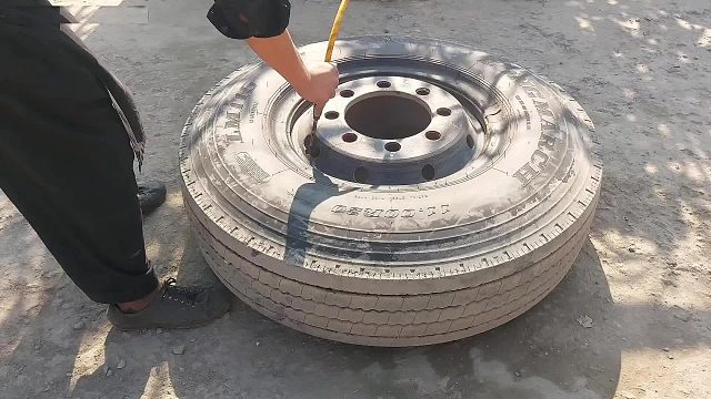 巴铁师傅维修卡车破损的轮毂全过程