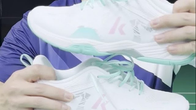 川崎冰淇淋羽毛球鞋