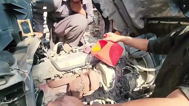 巴铁师傅维修卡车的涡轮增压器全过程