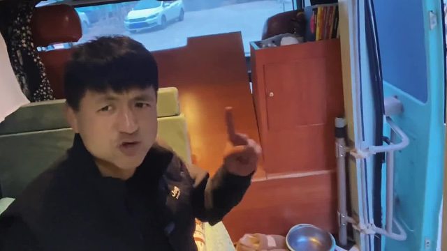 957开着松木巴士去流浪啦，二手车贩子的诗和远方将要继续下去