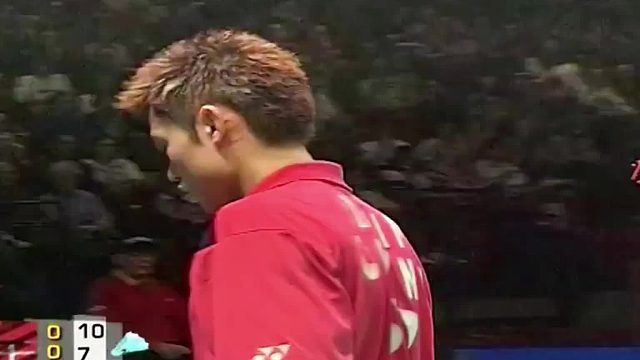 年轻时候的林丹不仅暴力，手上花活也多的离谱。（2）