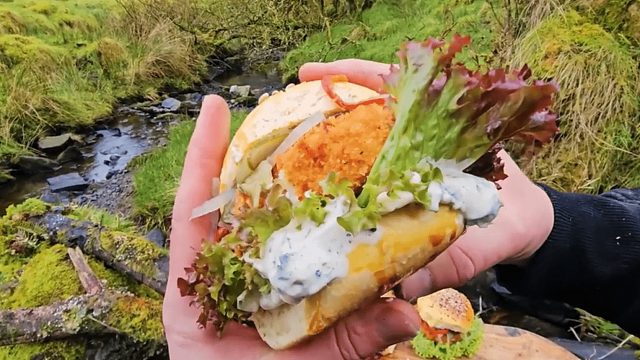 野外烹饪新创意：尝鲜未知的鱼汉堡盛宴