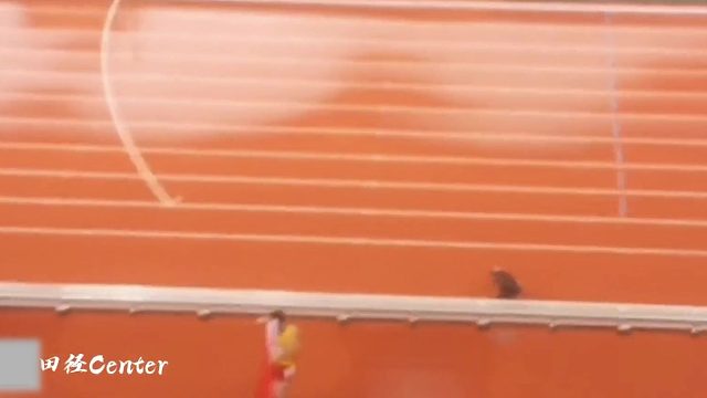 他身披国旗的那一刹那，我没有忍住眼中的泪花