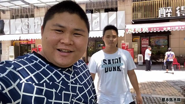 熊二说最近身体不好，大胖带他去吃养生锅，胡椒猪肚鸡，非常鲜甜