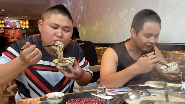 大胖去吃75一位的潮汕牛肉自助火锅，狂吃几十盘毛肚，老板都懵了