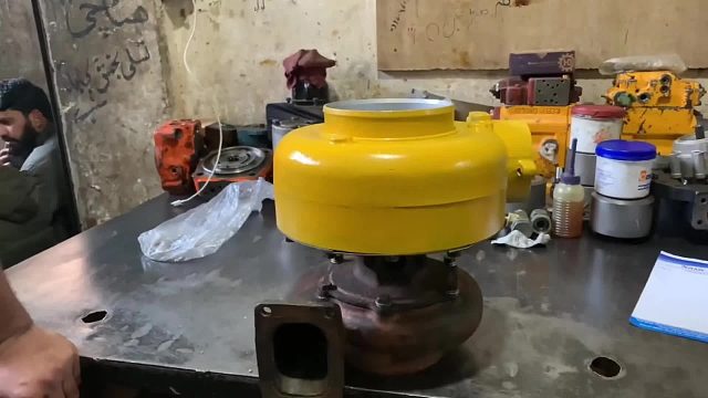 巴铁师傅维修损坏的卡车涡轮增压器全过程，修复后和新的没有什么区别