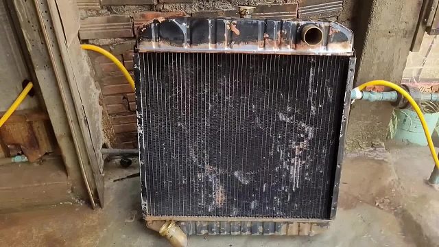 巴铁师傅在小作坊清洗卡车水箱散热器全过程