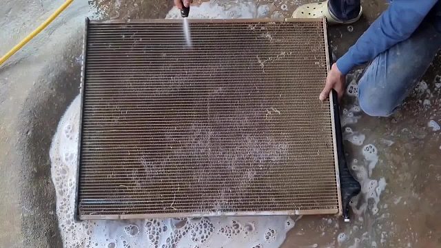 巴铁师傅维修清洗卡车散热器全过程，师傅精湛高超的手艺，清洗完后和新的没区别