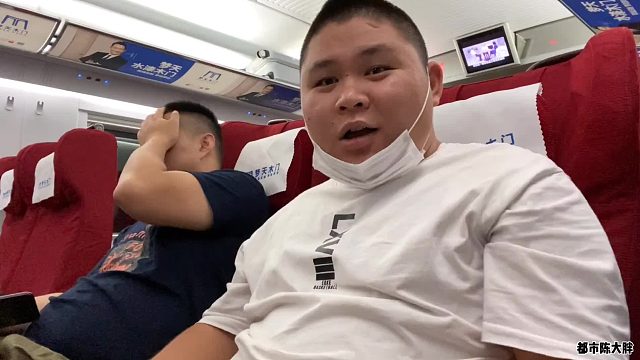 大胖第一次在动车上吃饭，点了两个盒饭花了130？没吃饱？