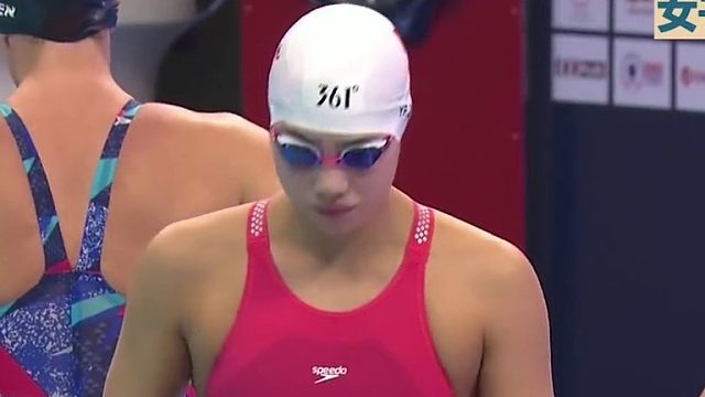 蝶泳决赛！还剩25米 匈牙利选手后程太猛了！张雨霏顶住啊