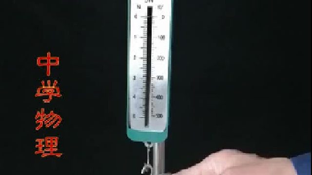 使用定滑轮既不省力也不费力，可以改变力的方向