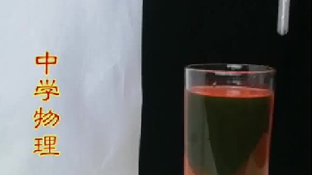 吸管上端空气流速大，压强小，水在压强差作用下上升至吸管口，受到气流的冲击，成雾状