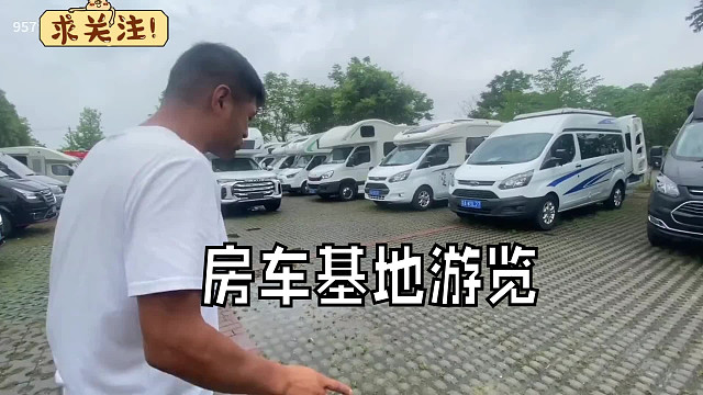 继续我们的破破烂烂房车基地游览，今天这个小的还不错，不是很破