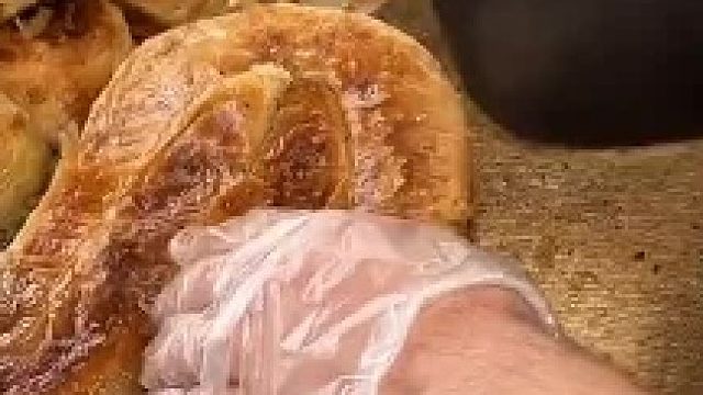 孩子：妈 买到饼了吗   妈：快了  还有两个八拍