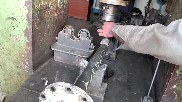 巴铁师傅维修卡车弯曲的后桥半轴全过程