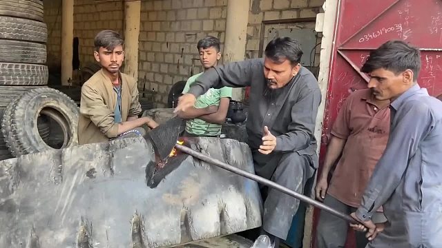 巴铁师傅采用火补的修补技术维修装载机轮胎全过程