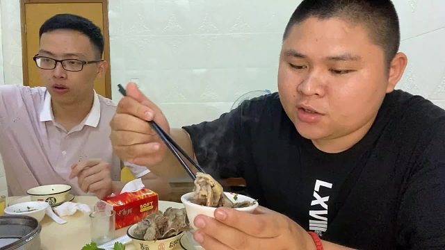 入秋了，朋友请大胖吃羊肉火锅，新鲜的羊肉吃下去胃里暖暖的