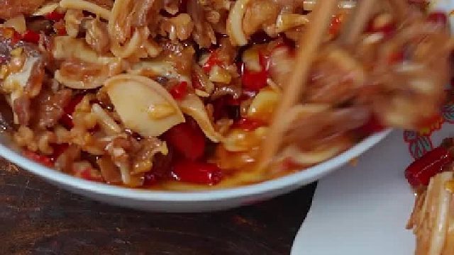 女人在一起，话总聊不完！