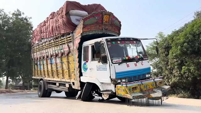巴铁师傅维修趴窝在大马路上的卡车全过程