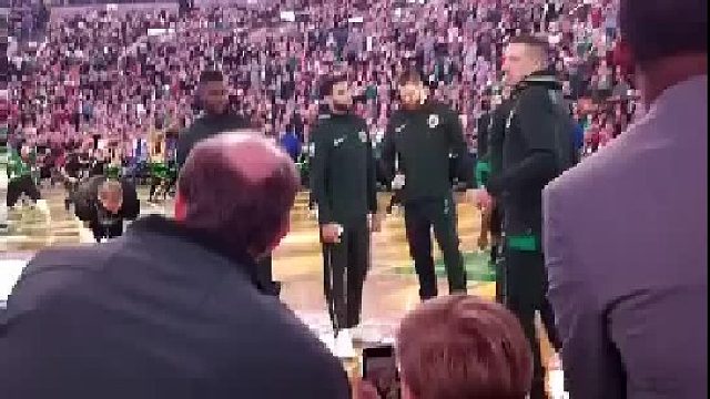 一个小粉丝看着自己的偶像出场哈哈哈，感觉美国的打球气氛真的很nice