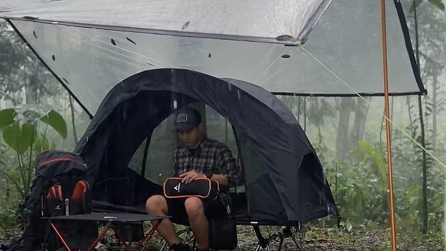狠人老哥一人沉浸式雨中露营，看完睡个好觉（第一集）