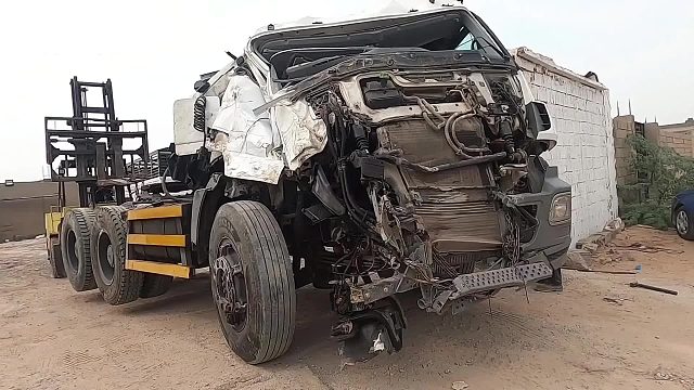 巴铁师傅在简陋的小作坊维修奔驰事故卡车全过程