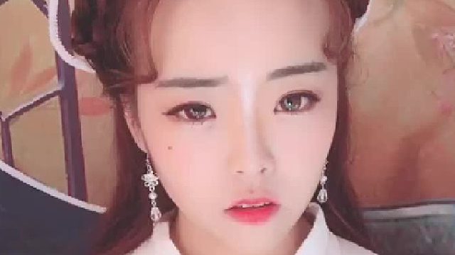 衣服穿反了……