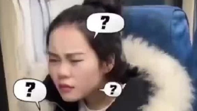 女孩吐槽火车座椅反人类设计。网友：坐舒服了，谁买卧铺