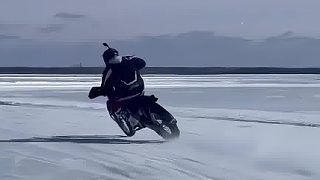 冰面上骑摩托，抓地力也太强了吧