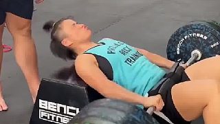 超重量級(jí)男選手？張偉麗輕松一把舉起！