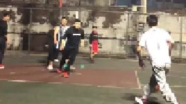 你们要的打球视频，这个球场挺有年代感的，怕是和我一样大了