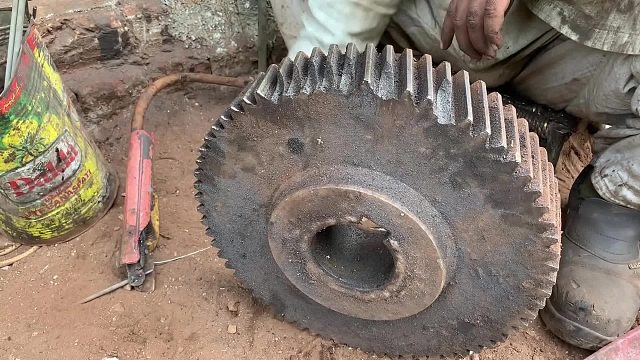 巴铁师傅采用焊接方式维修重型齿轮的齿牙全过程